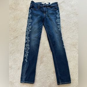 Almost brand new Abercrombie & Fitch embroidered stretchy skinny jeans, size 25